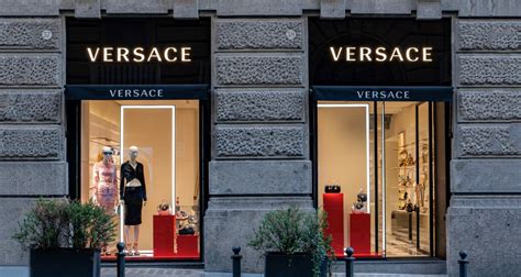 negozi che vendono versace napoli|Boutique e negozi che vendono Versace .